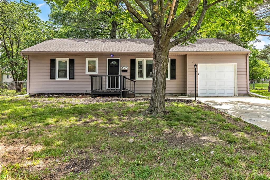 404 NE Grand Avenue - Photo 1
