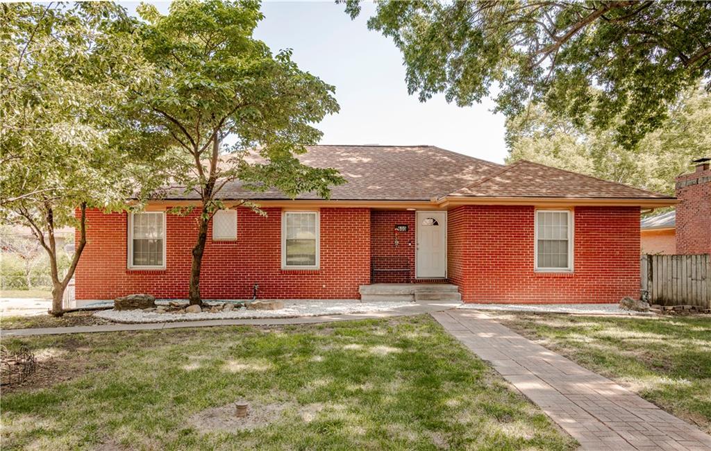 600 E Linwood Terrace - Photo 1