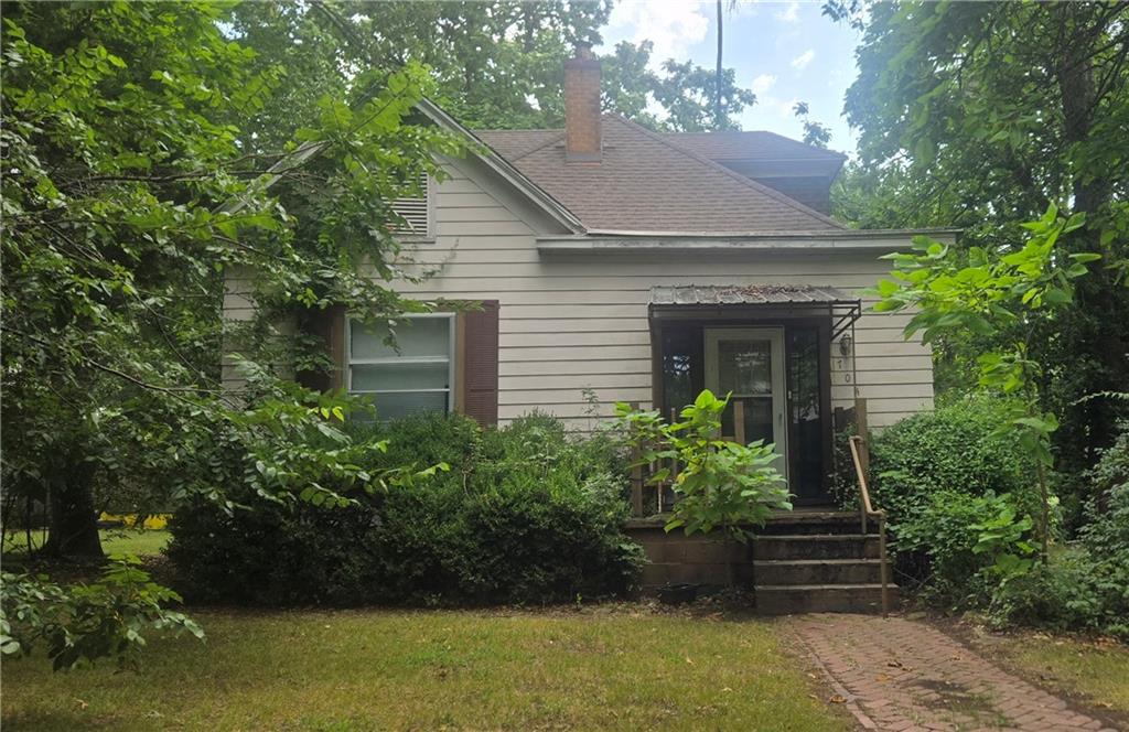 704 N Catalpa Street - Photo 1