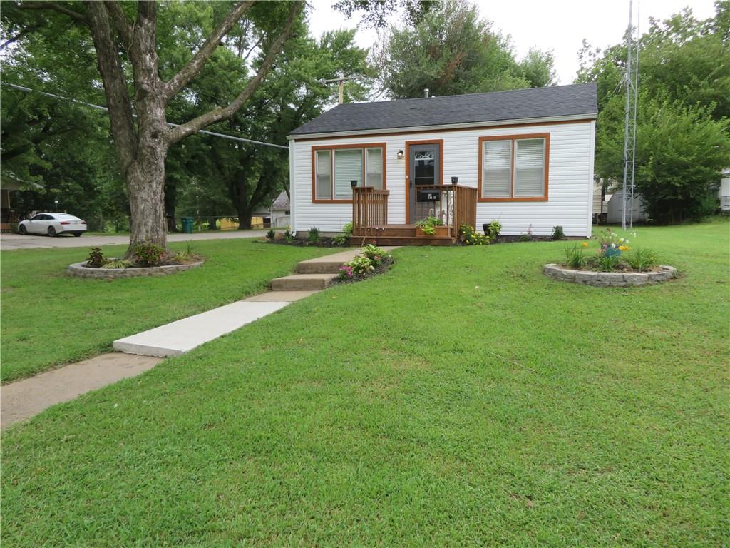301 Oak Street - Photo 1