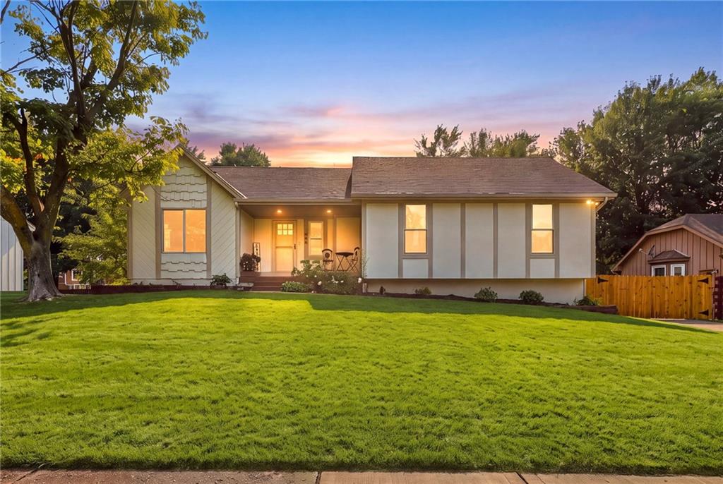 408 NW MOORE Street - Photo 1