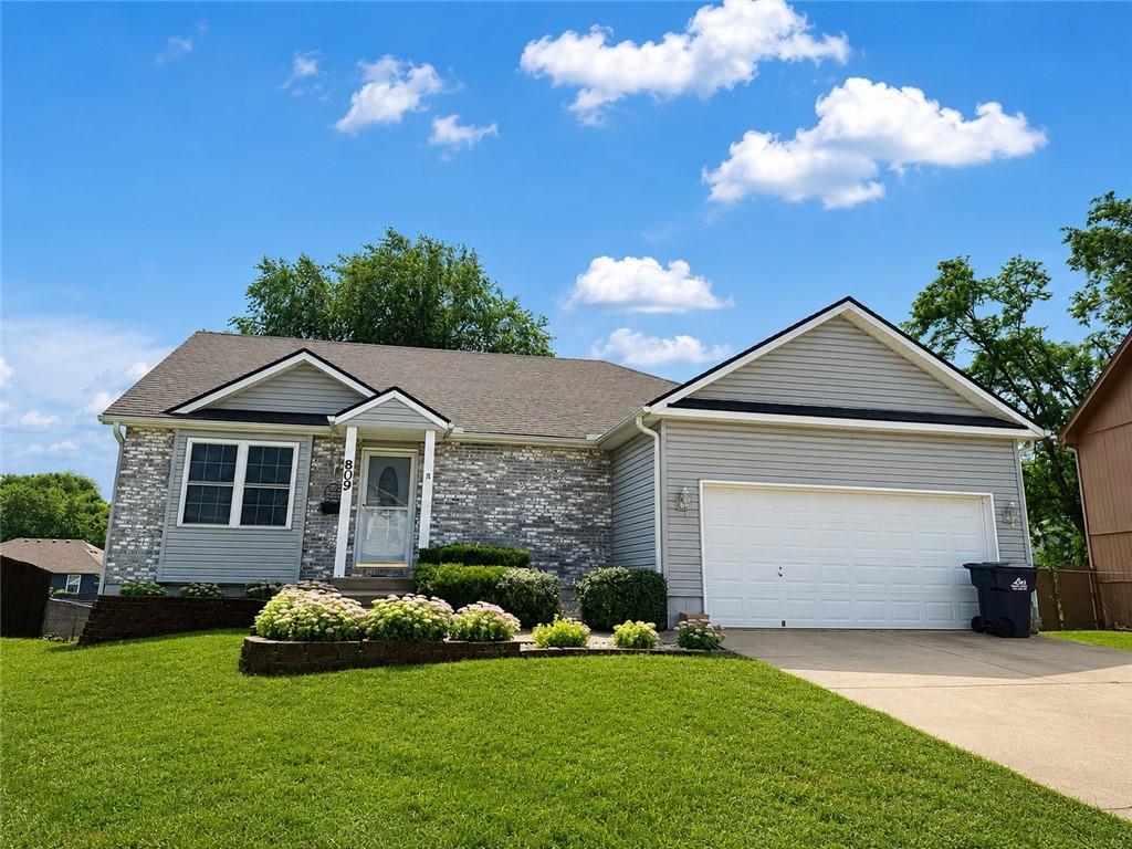 809 SW Graystone Drive - Photo 1