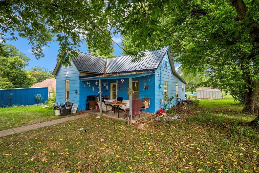 714 W 6th Street - Photo 1