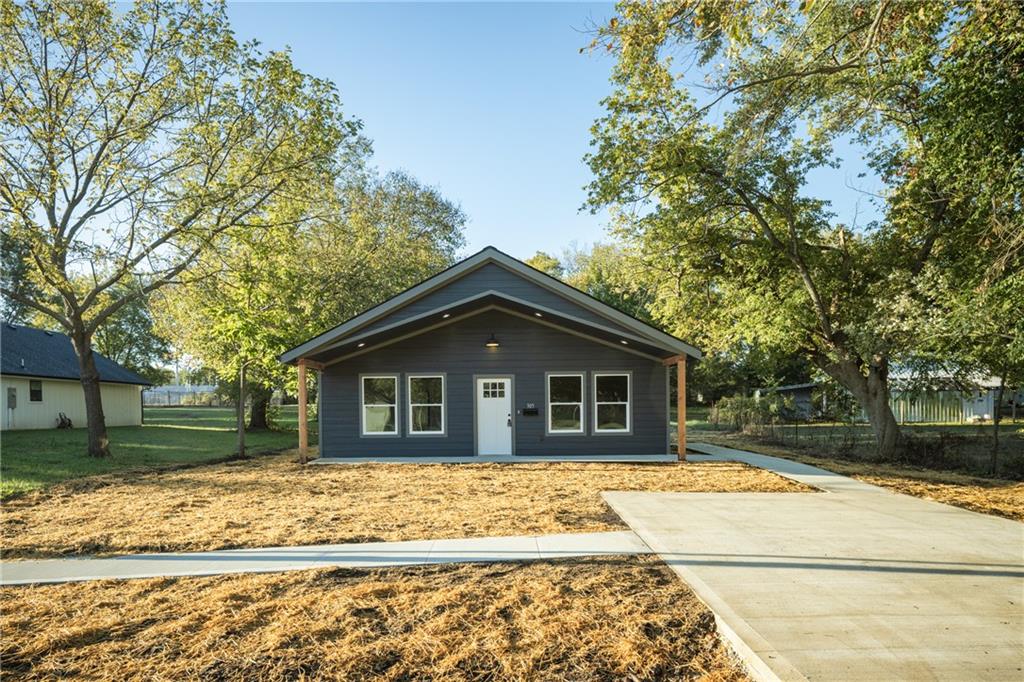 305 E Pacific Street - Photo 1