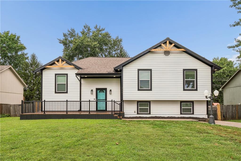 309 NE Brookwood Drive - Photo 1