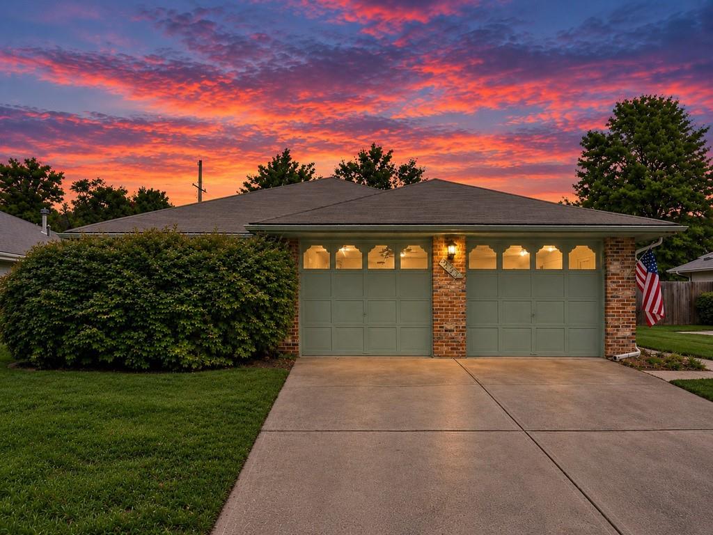 413 Sherwood Drive - Photo 1