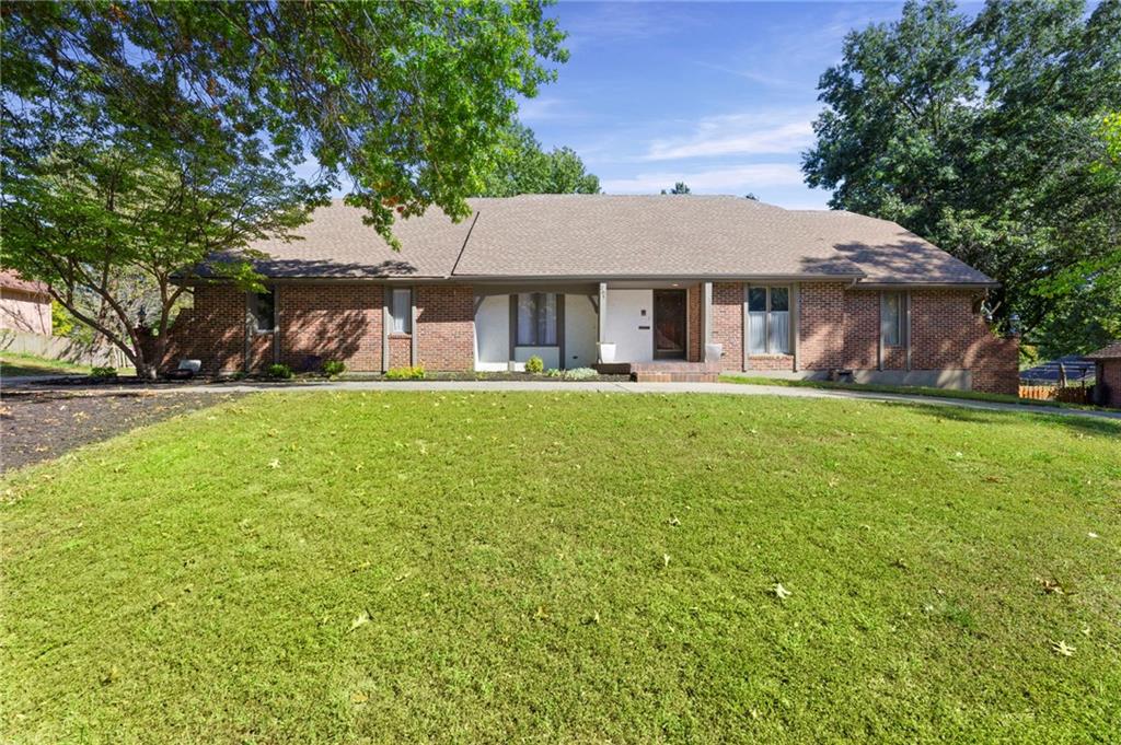205 NW Hillcrest Lane - Photo 1