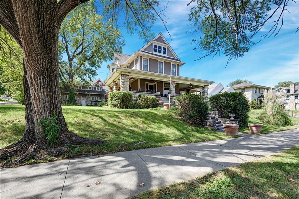 140 VAN BRUNT Boulevard - Photo 1