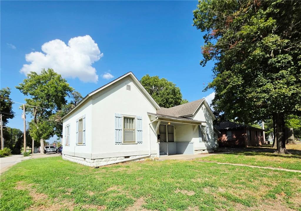 305 E JACKSON Street - Photo 1
