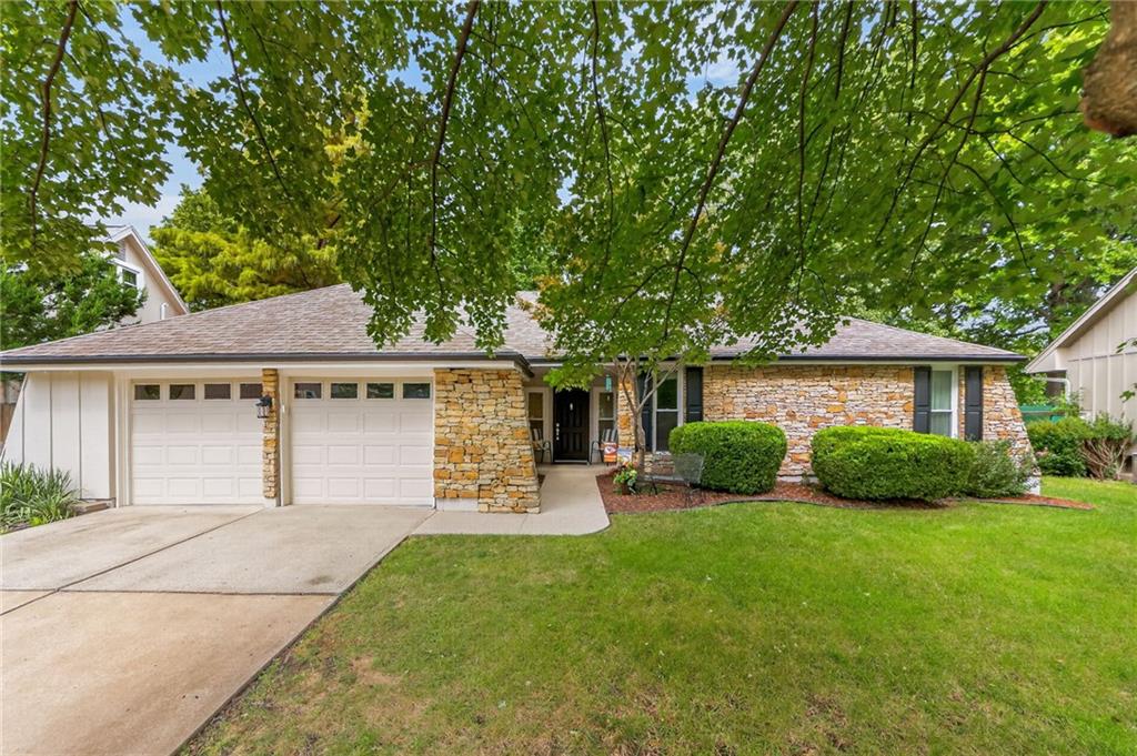 1104 NE Oak Tree Drive - Photo 1
