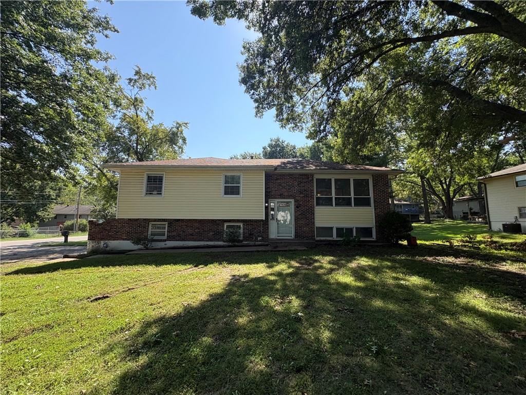 207 E 10th Street - Photo 1