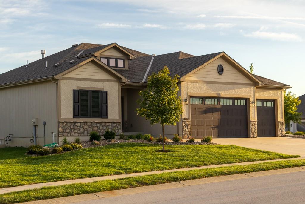 4200 NE Chapel Manor Drive - Photo 1
