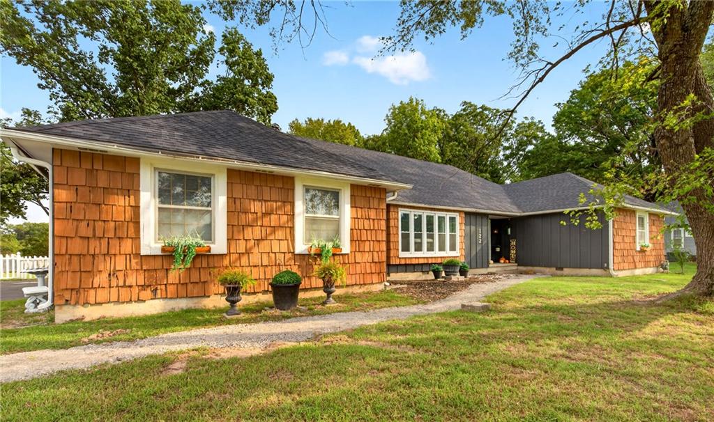 122 W Carlton Street - Photo 1