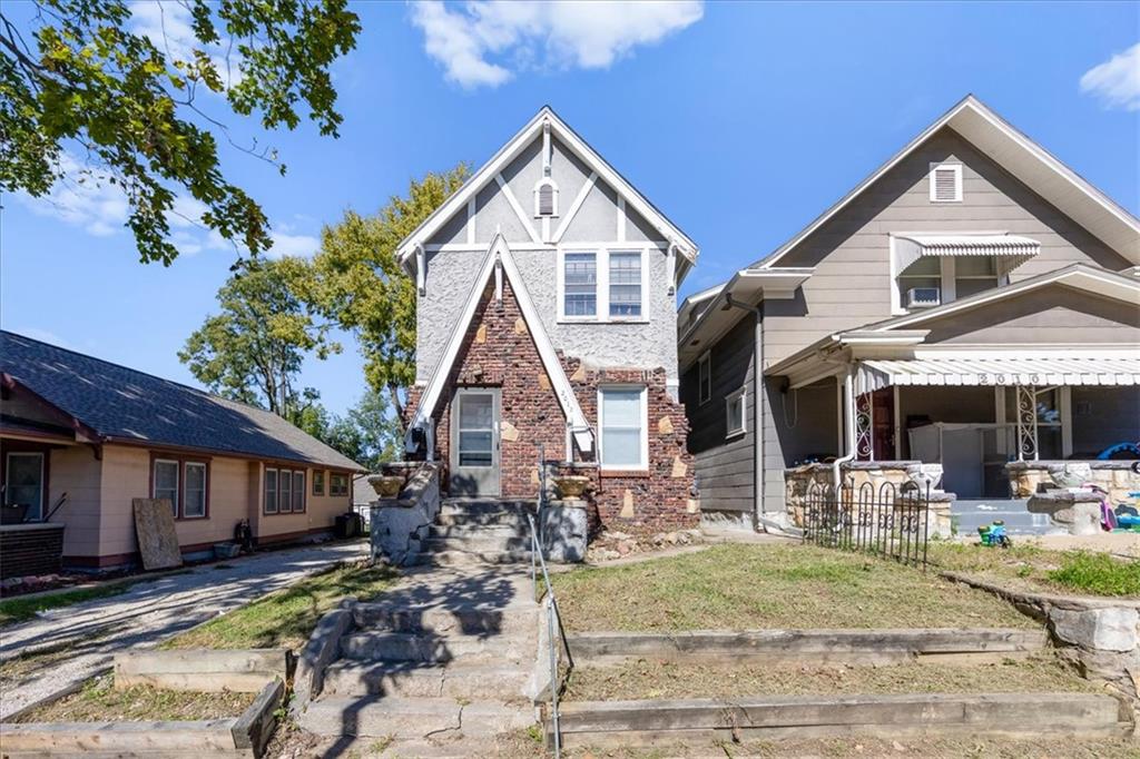 2012 Grandview Boulevard - Photo 1