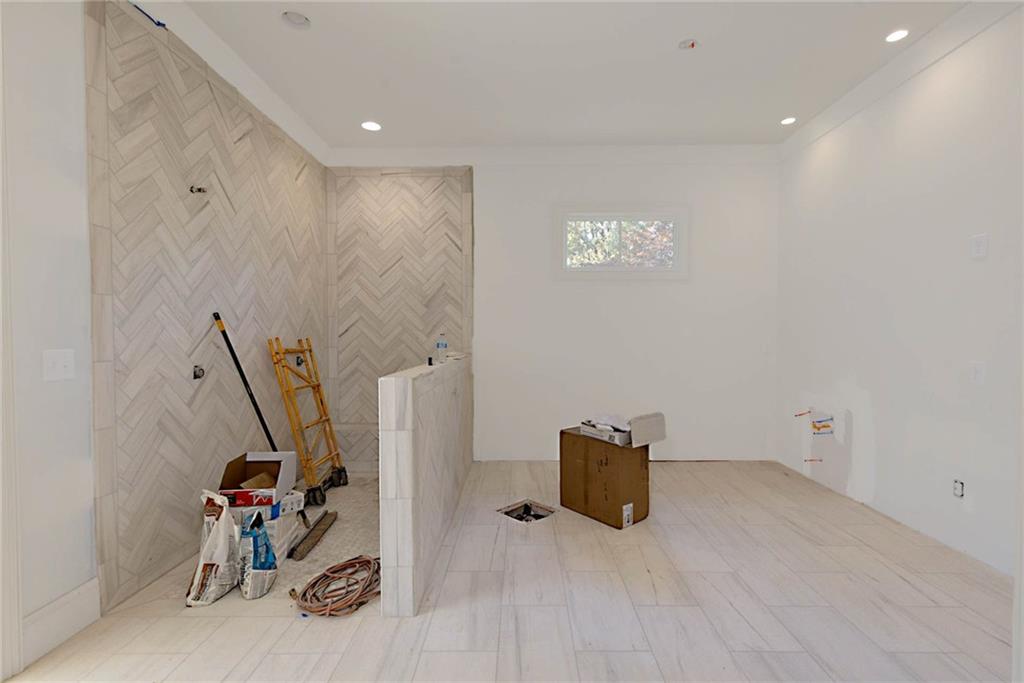 Image 16 of 29 - 880 KENTWOOD DRIVE