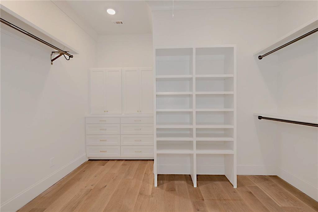 Image 17 of 29 - 880 KENTWOOD DRIVE