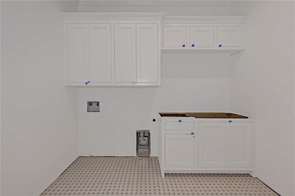 Image 22 of 29 - 880 KENTWOOD DRIVE