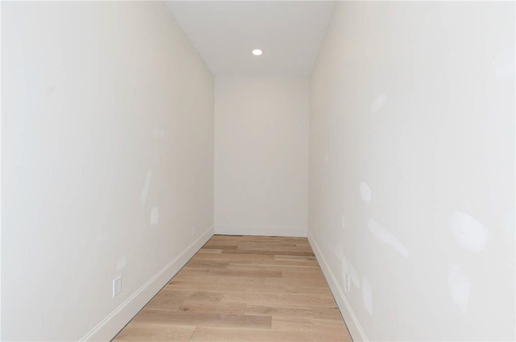 Image 25 of 29 - 880 KENTWOOD DRIVE