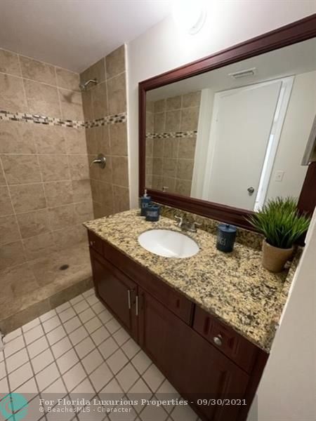 6844 PALMETTO CIR #201