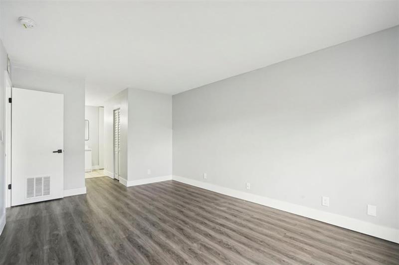 Photo: 4 of 6