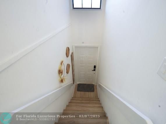 Photo: 4 of 28
