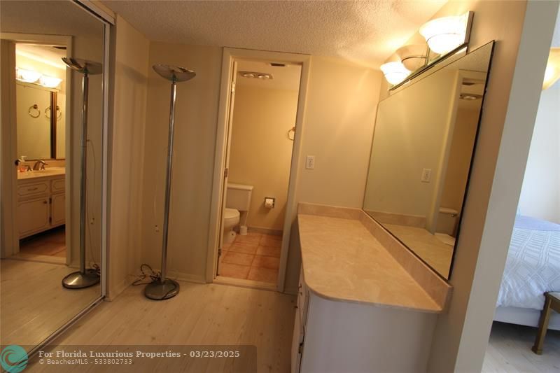 Photo: 17 of 26