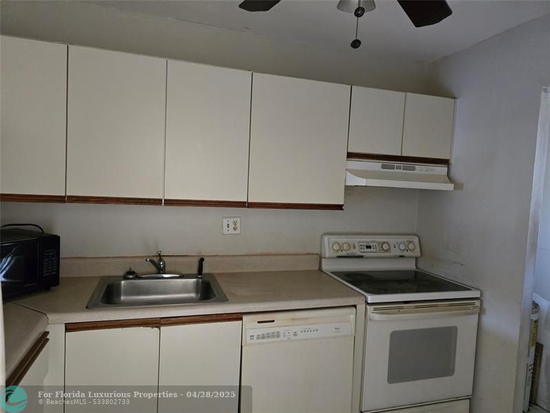 Photo: 4 of 6