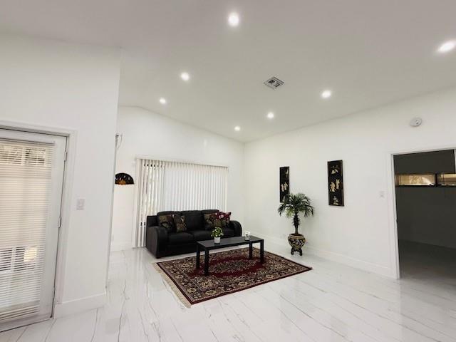 Photo: 4 of 26