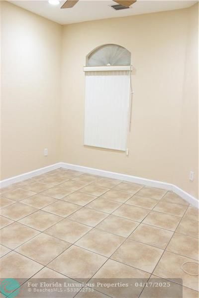 Photo: 16 of 28