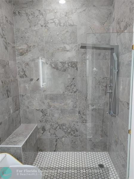 Photo: 17 of 25
