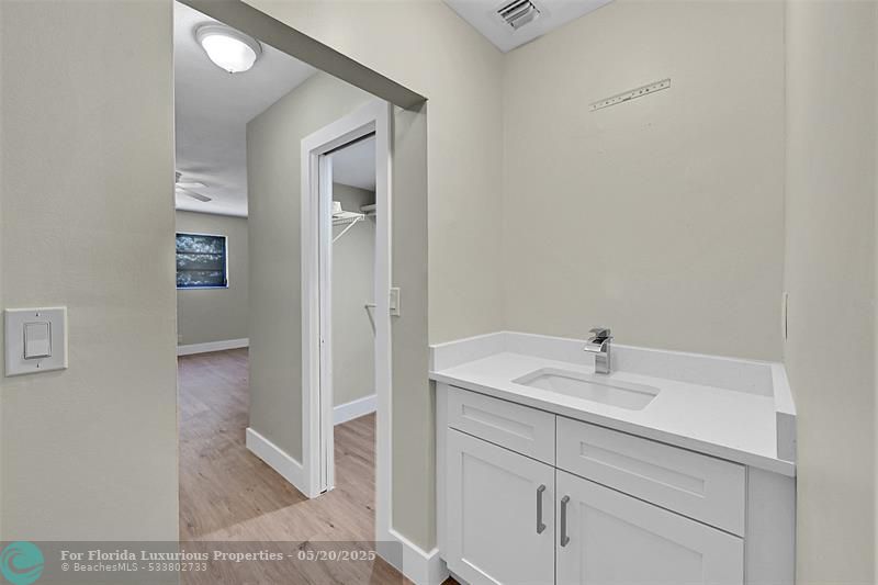 Photo: 15 of 27