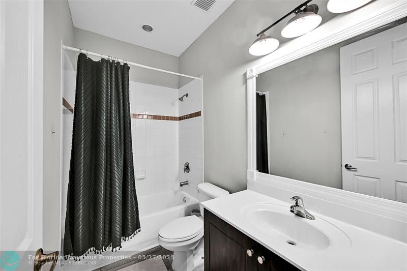 Photo: 15 of 25