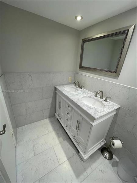 Photo: 17 of 21