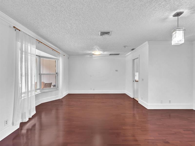 Photo: 5 of 43