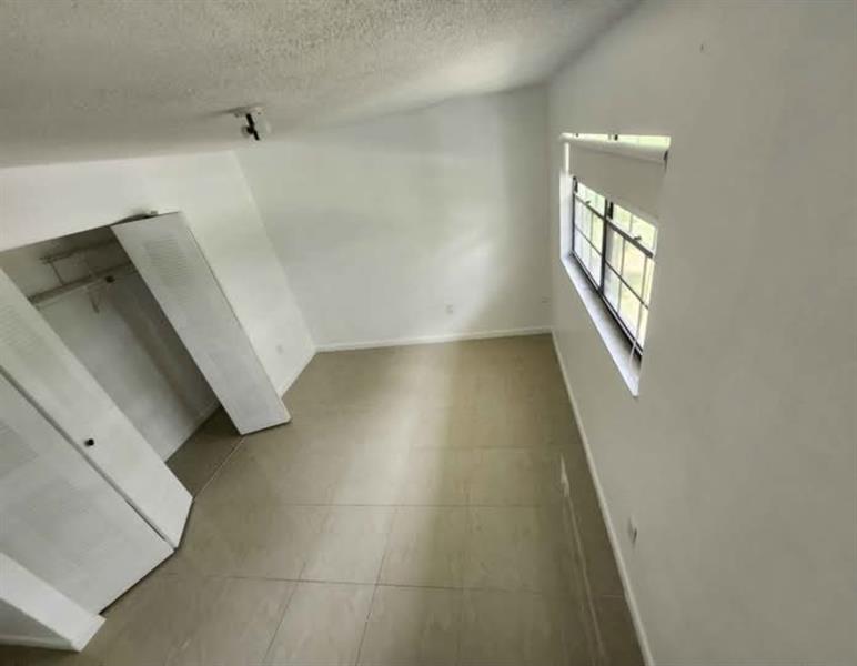 Photo: 7 of 9