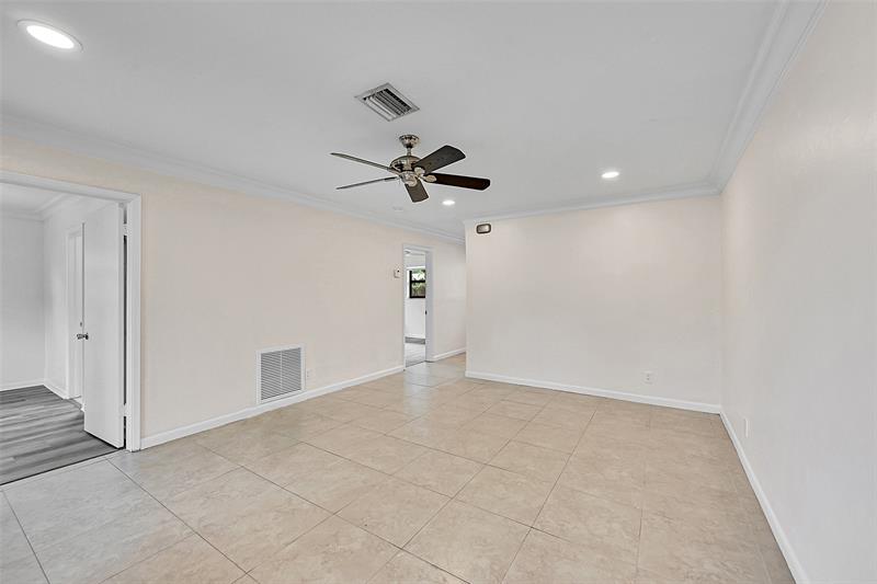 Photo: 6 of 28