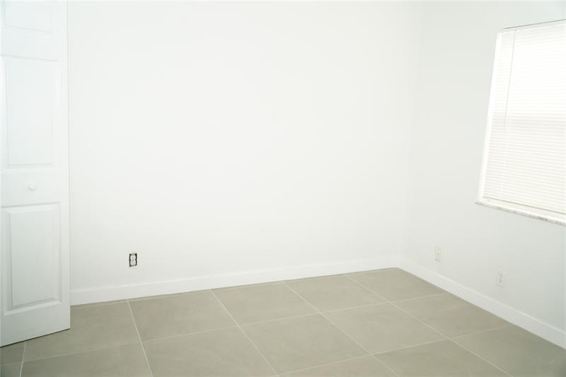 Photo: 17 of 25