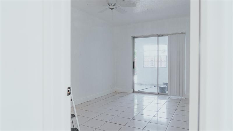 Photo: 4 of 9