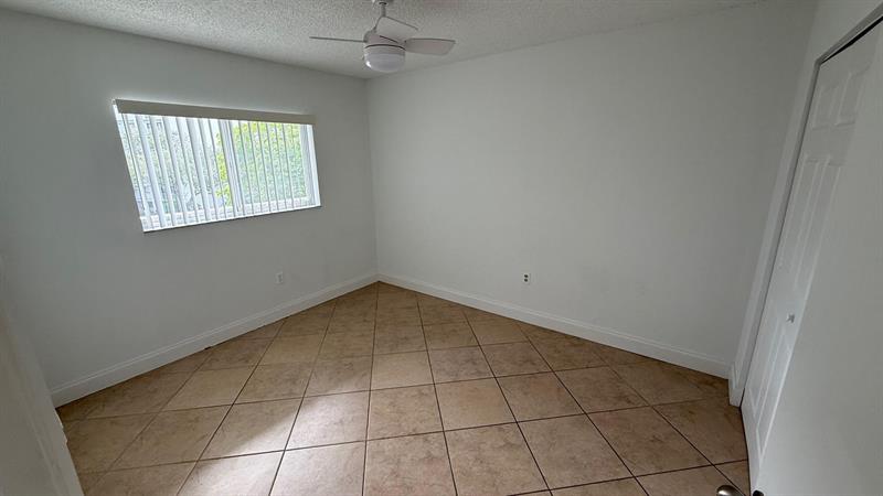 Photo: 17 of 26