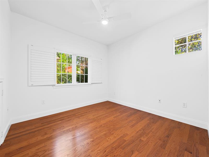 Photo: 7 of 24