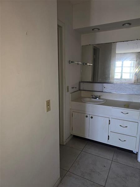 Photo: 15 of 26