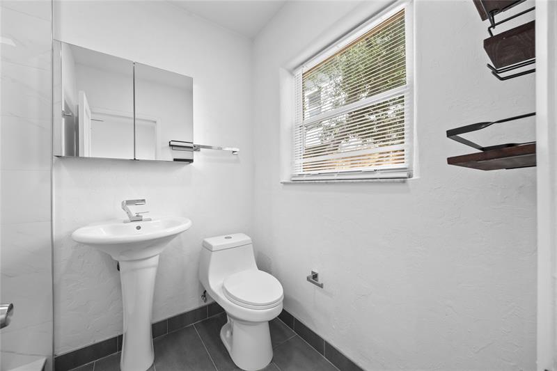 Photo: 15 of 25