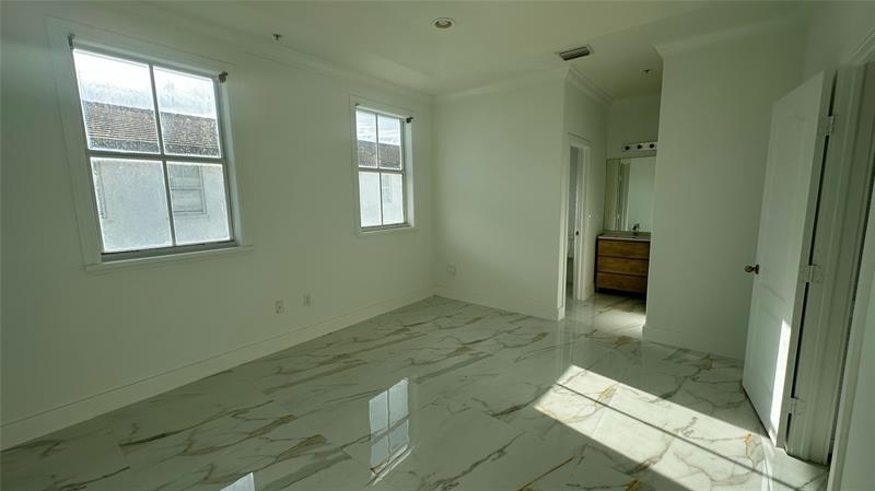 Photo: 14 of 26