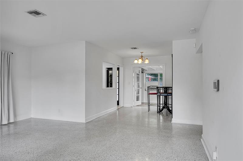 Photo: 6 of 25