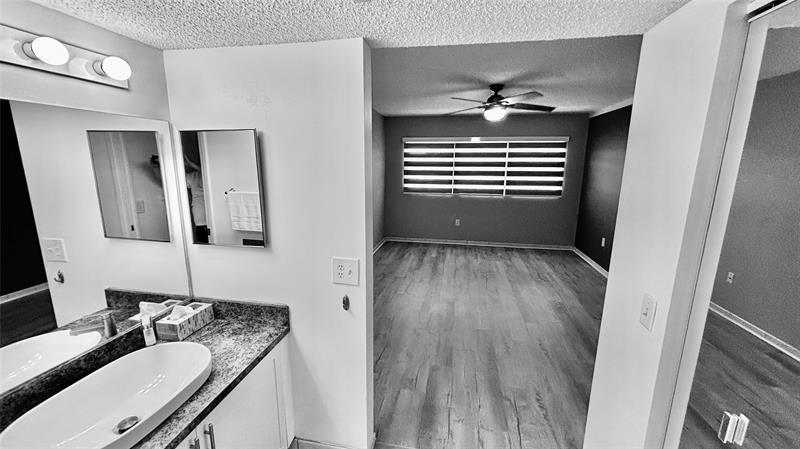 Photo: 11 of 23