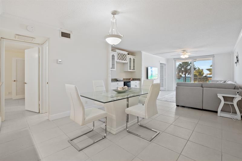 1051 Hillsboro Mile #305E