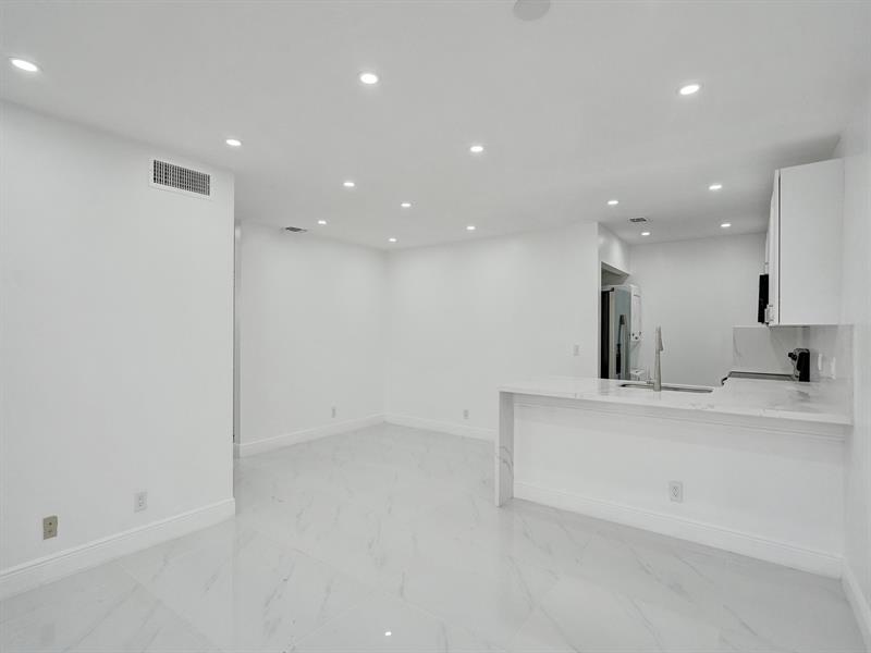 Photo: 7 of 24