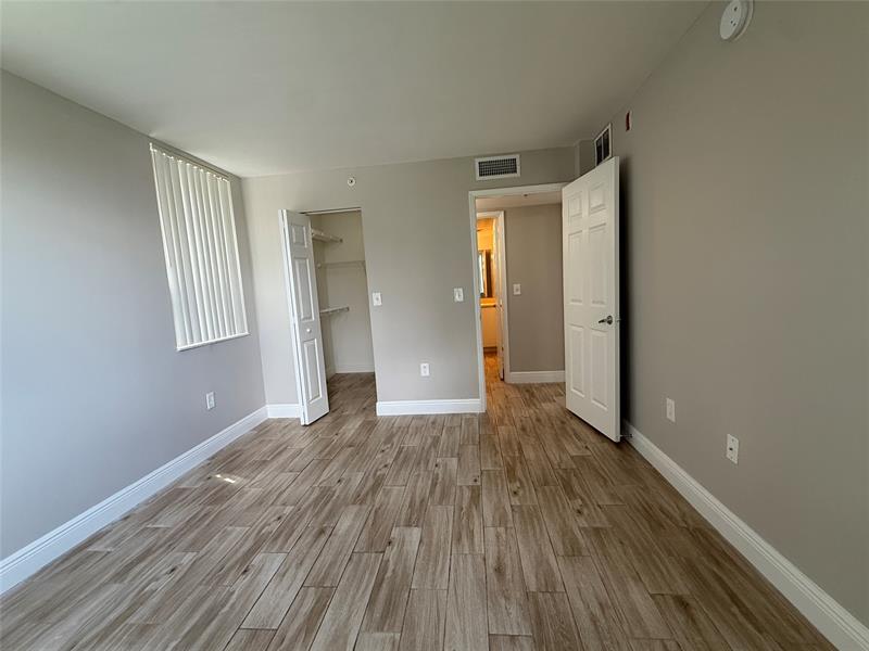 Photo: 17 of 26