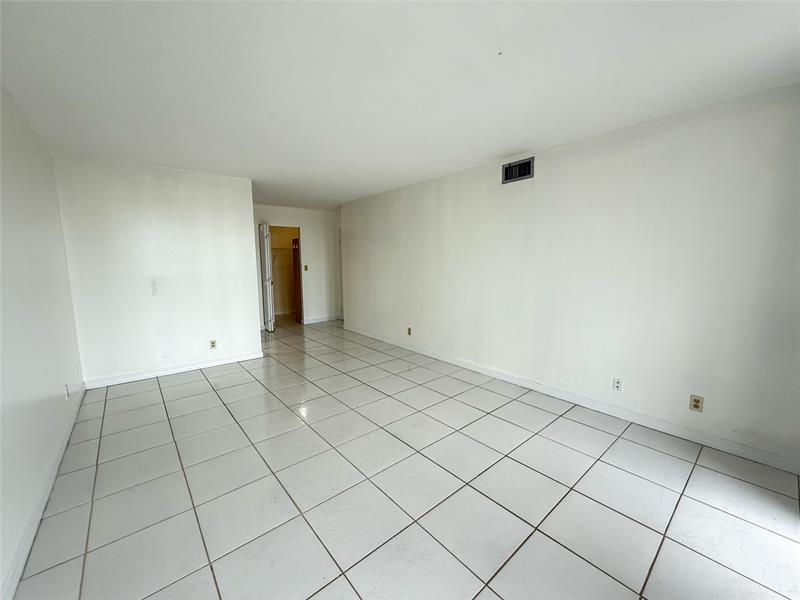 Photo: 17 of 27