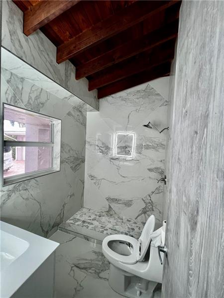 Photo: 17 of 28